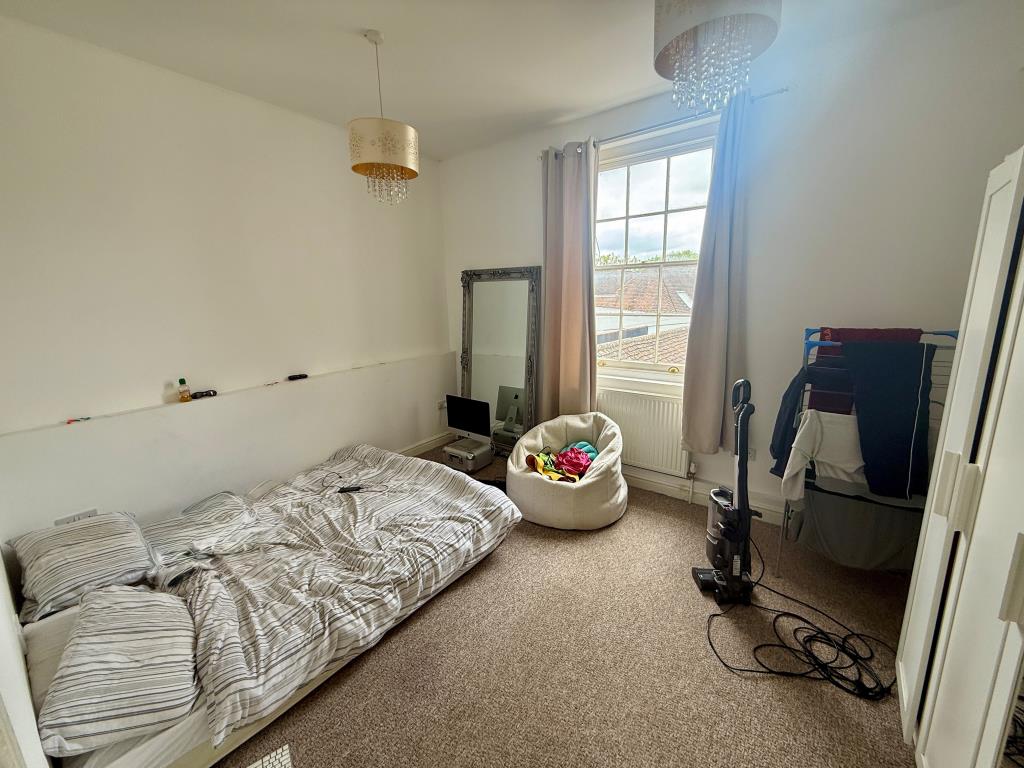 Lot: 106 - MIXED USE INVESTMENT - VACANT SHOP, FIVE FLATS, PARKING SPACES AND SEVEN STORES - Flat 1 bedroom